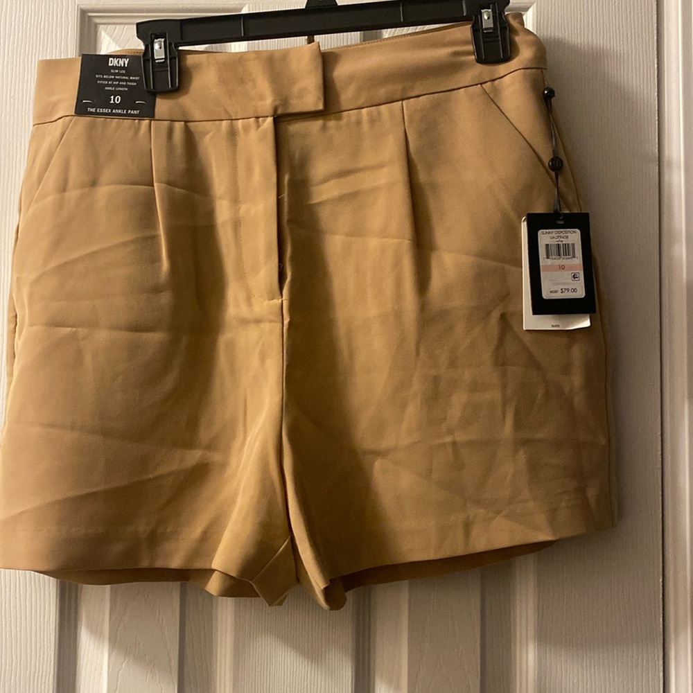 NWT, DKNY dressy tan shorts with side pockets 👜🕶️